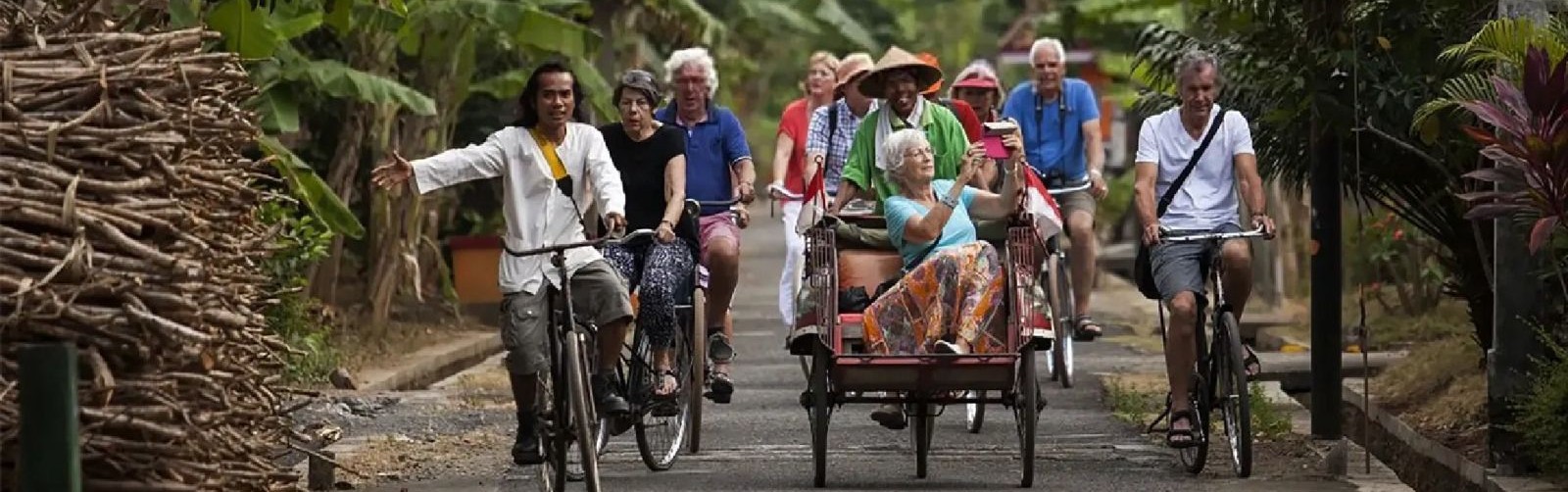 Rombongan bersepeda onthel melintasi jalan desa